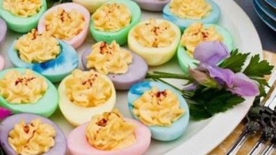 Боядисани великденски фаршировани яйца 