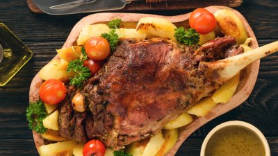 Агнешко с много зеленчуци и медена заливка 