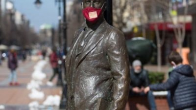 Носенето на предпазни маски е задължително от днес