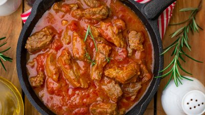 Свинско с домати, чесън и магданоз 