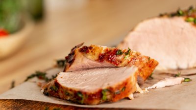 Сочно свинско с чесън и розмарин 