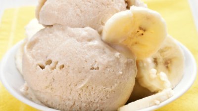 Бананов сладолед с кафява захар и цедено кисело мляко