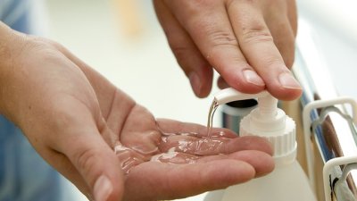 Защо честата употреба на дезинфектант за ръце е опасна?