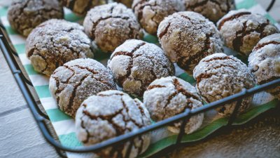 Бисквити с меласа и пудра захар