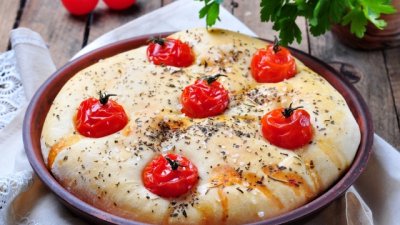 Фокача с чери домати и билки