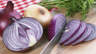 Как да използваме лука в процедурите за красота?