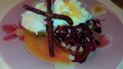 Яйца ала Бенедикт с цвекло и сос холандез