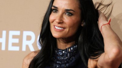 Деми Мур бори целулита с „прахосмукачка“