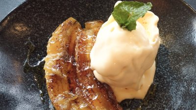 Банани на грил със сладолед и карамел