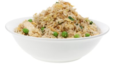 Пържен кафяв ориз с пиле и грах