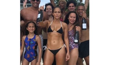 Дженифър Лопес на 49 – влюбена и секси