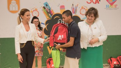 А1 и НАПГ зарадваха близо 300 деца от приемни семейства с нови раници и учебни помагала