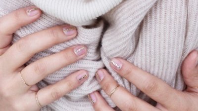 Златни линии върху ноктите