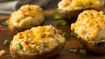 Пълнени картофи с бекон и чедър