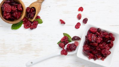 За какво са полезни сушените червени боровинки?