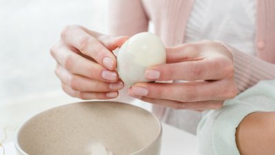 Трик за лесно и бързо белене на яйца 