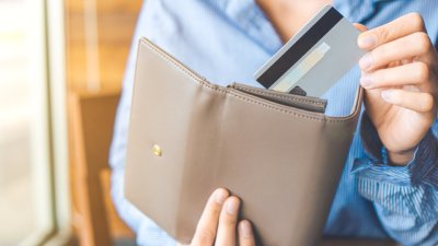 Какво никога не трябва да държите в портфейла си