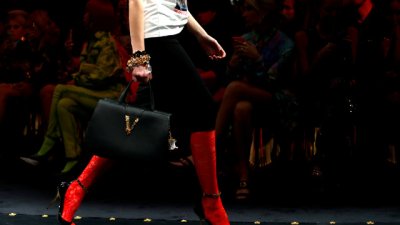 Дантела, златни верижки и жакард в колекцията на Versace