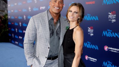 Скалата се ожени за дългогодишната си приятелка