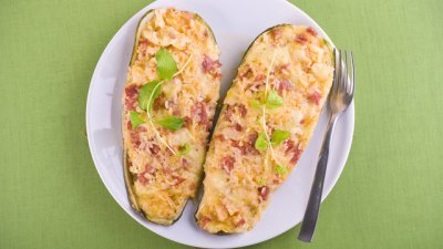 Пълнени тиквички с пеперони и пармезан