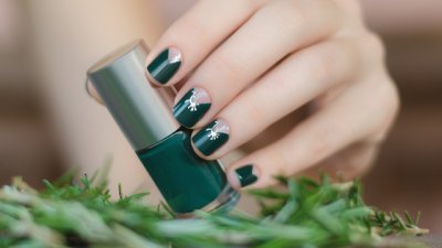 Коледен маникюр в зелено (галерия)