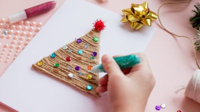 Ръчно изработена коледна картичка с елха от канап