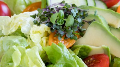Салата с авокадо, айсберг и чери домати