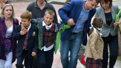 На ексминистър Делян Добрев му се роди трето дете