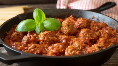 Телешки кюфтенца с доматен сос