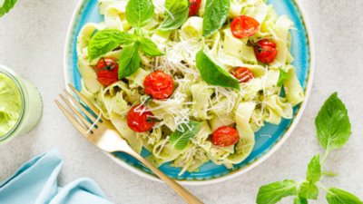 Салата с паста, пиле и авокадо