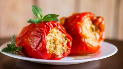 Постна класика: Пълнени чушки с ориз и зеленчуци