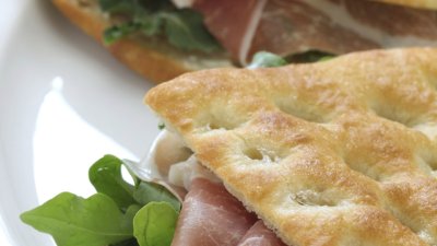 Панини с прошуто и ементал