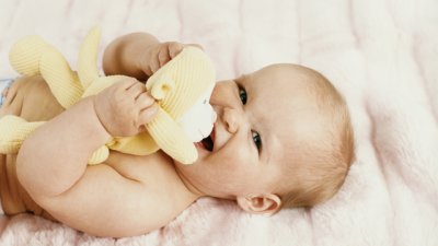 Домашни лекове при никнещи зъбки