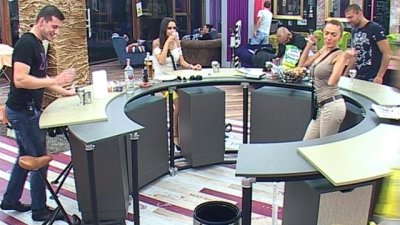 Русата Златка се събра с любимия си MMA боец