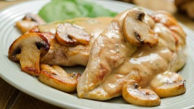 Печено пилешко с гъби и моцарела