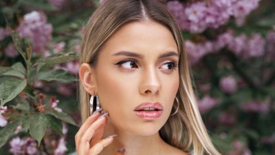 Гланцът се завръща – какви са тенденциите в грима за 2025