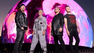 U2 пусна чисто нова песен, озаглавена Atomic City