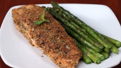 Сьомга с коричка от пармезан и бадеми 