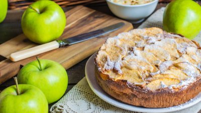 Бадемов кекс с ябълки 