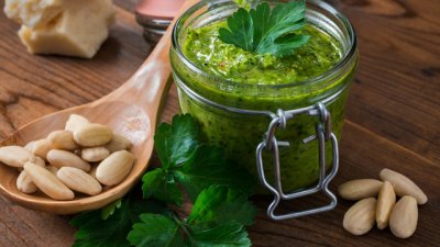 Бадемово песто с чесън и босилек 