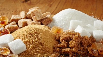 Каква е основната разлика между бяла и кафява захар?