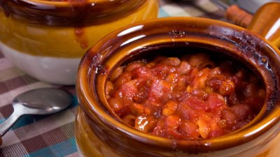 Боб с бекон и лук в гювече