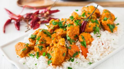 Тайландско пикантно пиле с босилек и ориз 