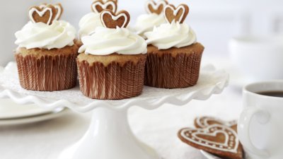 Джинджифилови мъфини с глазура от крема сирене 