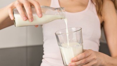 Облекчава ли прясното мляко киселини в стомаха? 