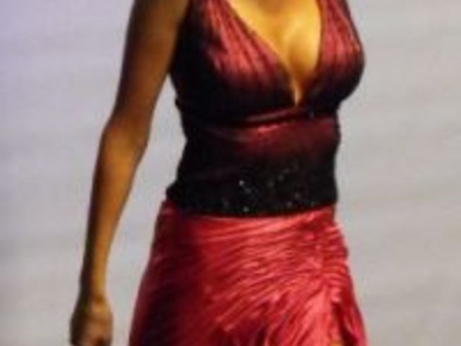 Пролетно-лятната колекция на Жана Жекова е копринена феерия от ярки цветове