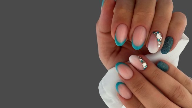 В ярки цветове, с цветя - маникюри за септември. Снимка: istock