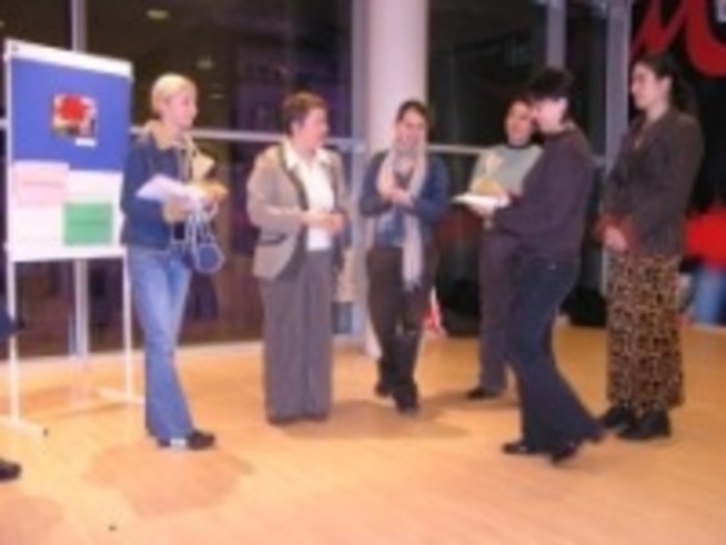 Много настроение на фотоизложбата “Животът – пъстро кафене”