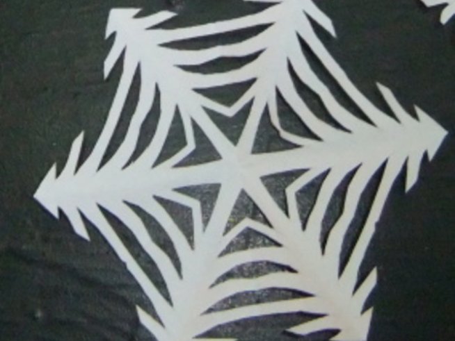 Как се изрязват хартиени снежинки