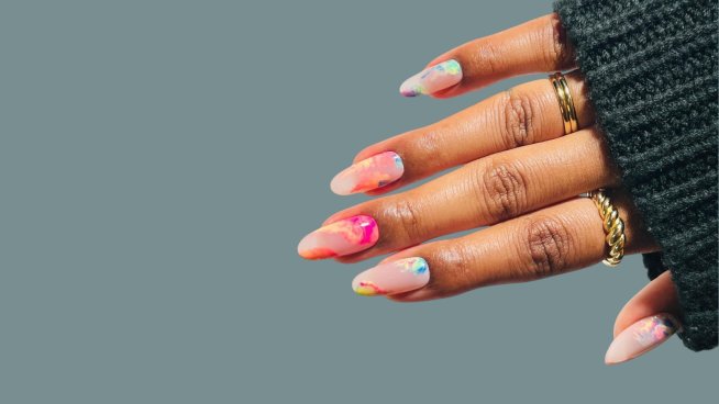 Аура маникюри за есента в красиви цветове и с акценти . Снимка: istock